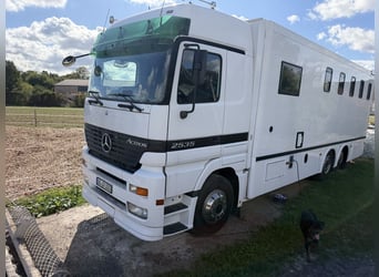 Mercedes Actros horse transporter for 6 horses with living quarters