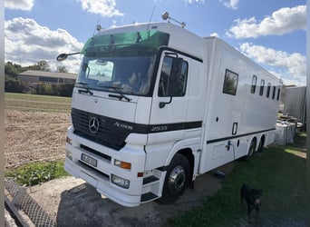 Mercedes Actros horse transporter for 6 horses with living quarters