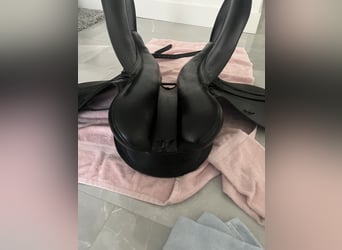 County Connection Dressage Saddle, 17.5" M Forward Flap