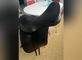 County Connection Dressage Saddle, 17.5" M Forward Flap