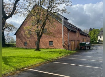 Freistehendes Gutshaus mit hochwertigen Nebengebäuden
