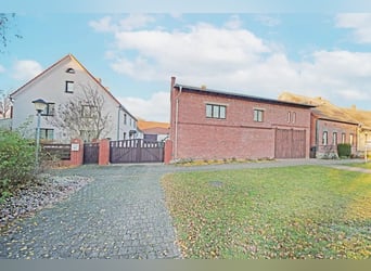 Historic four-sided farmstead with manor house and potential for equine keeping