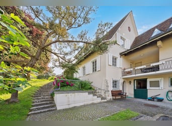 Stilvolles Landhaus mit Pferdestallung und Dressurplatz in ruhiger Lage nahe Basel
