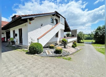 Das Anwesen befindet sich in Osthessen, im Landkreis Fulda, in der Gemeinde Hosenfeld