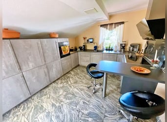 Das Anwesen befindet sich in Osthessen, im Landkreis Fulda, in der Gemeinde Hosenfeld