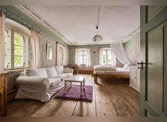 Exklusiver Pferdehof mit preisgekrönt saniertem Jurabauernhaus inklusive nachhaltigem Energiekonzept