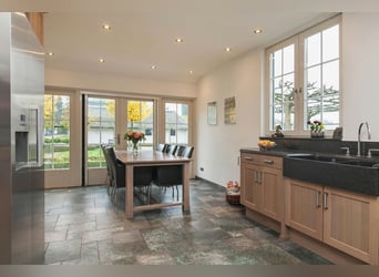 Exklusives privates Reiteranwesen mit Reithalle, Stallungen und luxuriösem Wohnhaus