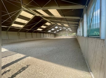 Reitanlage in Bayern mit mehreren Wohneinheiten und Hallen zu verkaufen!