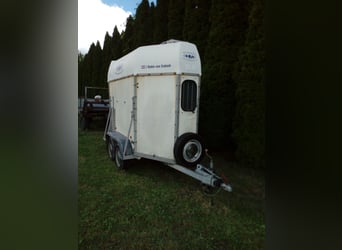 Pferdeanhänger Henra, 1300 kg Gesamtgewicht, geeignet für den Transport von Pferden