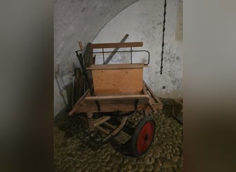 Vierrädrige Pferdekutsche / Arbeitskutsche aus Holz