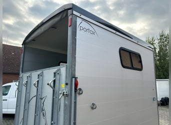 Böckmann Portax E Pferdeanhänger 2,4t Satttelkammer 100km/h Hecktür schwenkbar 