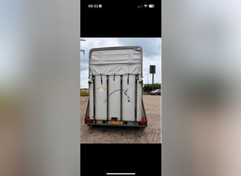 Goed onderhouden 2 paards trailer met apk elk jaar en vaak onderhoudscontrole gehad! 