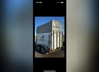Goed onderhouden 2 paards trailer met apk elk jaar en vaak onderhoudscontrole gehad! 