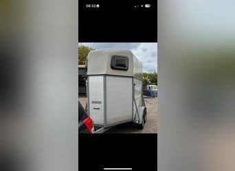 Goed onderhouden 2paards trailer elk jaar apk en onderhoudscontrole gehad ! 