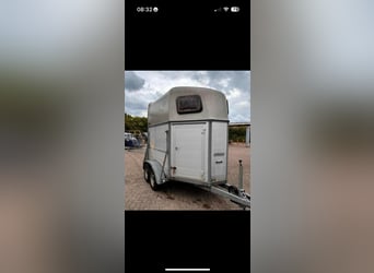 Goed onderhouden 2paards trailer elk jaar apk en onderhoudscontrole gehad ! 