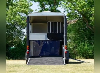 Pferdeanhänger Liberté Maxi 3 – inklusive Sattelkammer und Seitentreppe