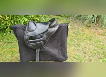 mehrere Sättel zu verkaufen wegen Aufgabe des Pferdesports