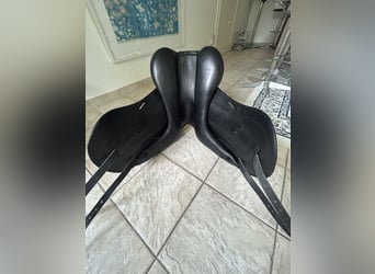 Hochwertiger Dressursattel der Marke Childeric 17,5 "
