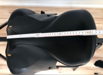 Neuwertiger Cobra Dressursattel 17,5'