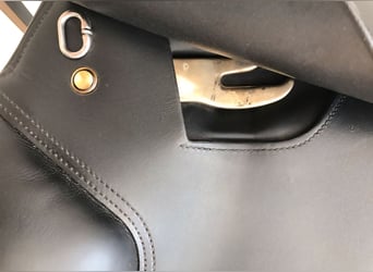 Neuwertiger Cobra Dressursattel 17,5'