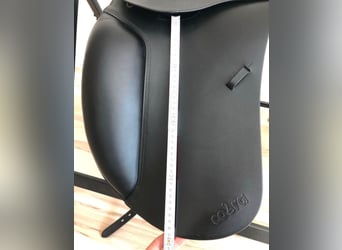 Neuwertiger Cobra Dressursattel 17,5'