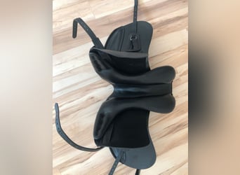 Neuwertiger Cobra Dressursattel 17,5'
