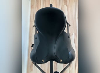 Neuwertiger Cobra Dressursattel 17,5'
