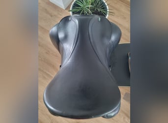 Neuwertiger Prestige Modena 17' Dressursattel mit doubliertem Leder