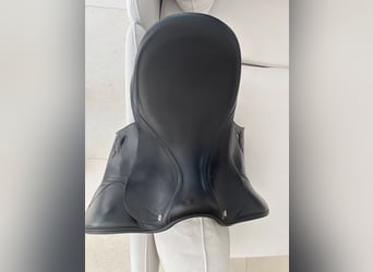 Neuwertiger top Josef Hildmann Dressursattel Grandioso Spezial 17“