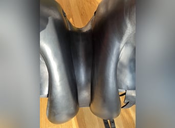 Wunderschöner Amerigo Vega Dressursattel 17 ''