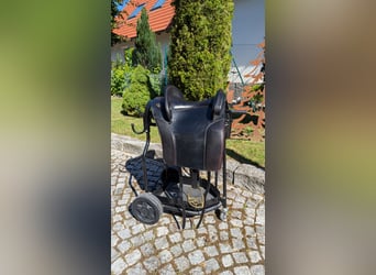 Schwarzer Barocksattel – sehr gepflegt, kaum genutzt, mit verstellbaren Pauschen