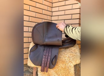 Eleganter 17” Ledersattel – Leistung, Komfort & zeitloser Stil