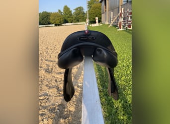 Equipe Springsattel „EK GO“ | 17,5" | Carbonbaum | Latexkissen