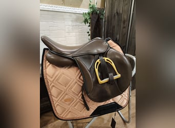 Hennig Springsattel 17,5 mittlere KW kurz braun 