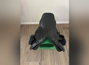 HKM Springsattel Canyon Leder schwarz 16,5" komplett mit Steigbügel, Gurt und weiterem Zubehör