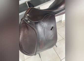 Wunderschöner, gepflegter Sattel mit weichem Kalbsleder und bequemer Sitzfläche. Regelmäßig gepflegt