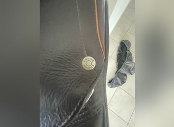 Wunderschöner, gepflegter Sattel mit weichem Kalbsleder und bequemer Sitzfläche. Regelmäßig gepflegt