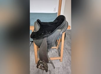 Barefoot Sattel baumlos schwarz Fellsitz Tapaderos