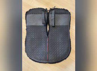 Lammfell Pad schwarz mit hoher Widerristfreiheit