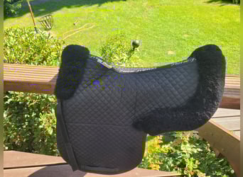 Neuwertige Lammfellsatteldecke WB, DS  inkl Lammfellkurzgurt 60cm mondform Felix Bühler 