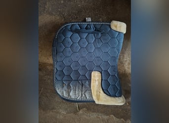 Elegante Dressurschabracke Blau mit Kunstfell & Magnet-Taschen - Wegen Umstieg auf Westernreiten