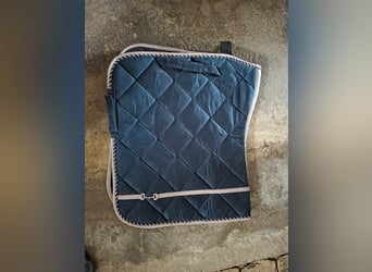 Elegante Dressurschabracke Dunkelblau/ Beige mit Gebiss-Detail - Wegen Umstieg auf Westernreiten