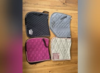 Mehrere farbige Schabracken