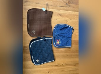 Mehrere farbige Schabracken