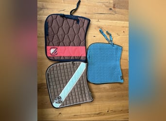 Mehrere farbige Schabracken