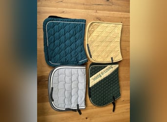 Mehrere farbige Schabracken