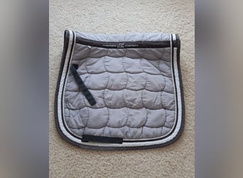Mehrere Satteldecken, Schabracken "Dressur"