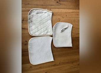 Mehrere weiße Schabracken (Equiline, Eskadron, ANKY, Felix Bühler)