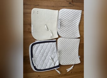 Mehrere weiße Schabracken (Equiline, Eskadron, ANKY, Felix Bühler)