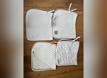 Mehrere weiße Schabracken (Equiline, Eskadron, ANKY, Felix Bühler)